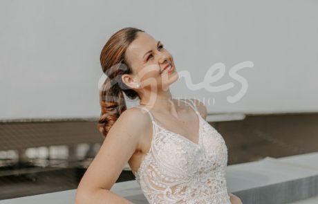 studioagnes_svatebni-saty-krajkove-spagetova-raminka-vystrih-v-tylova-splyvava-sukne-svatba-v-kostele-prirode-LONDYN_3_web